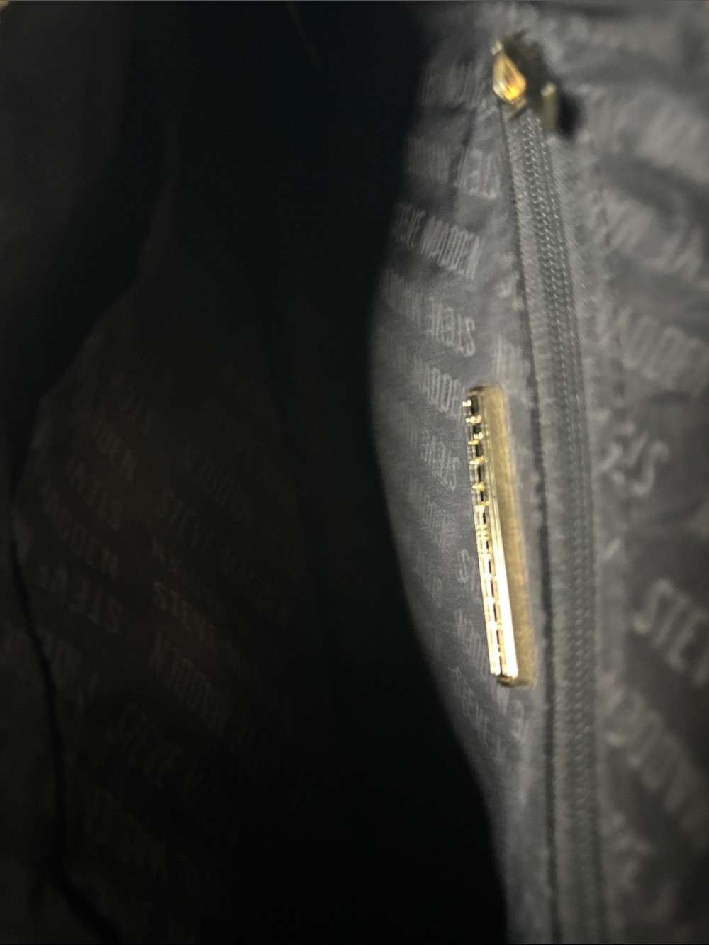 Steve Madden(Bvettal) Straw Crossbody Leather AirPod Case  - Picture 7 of 8